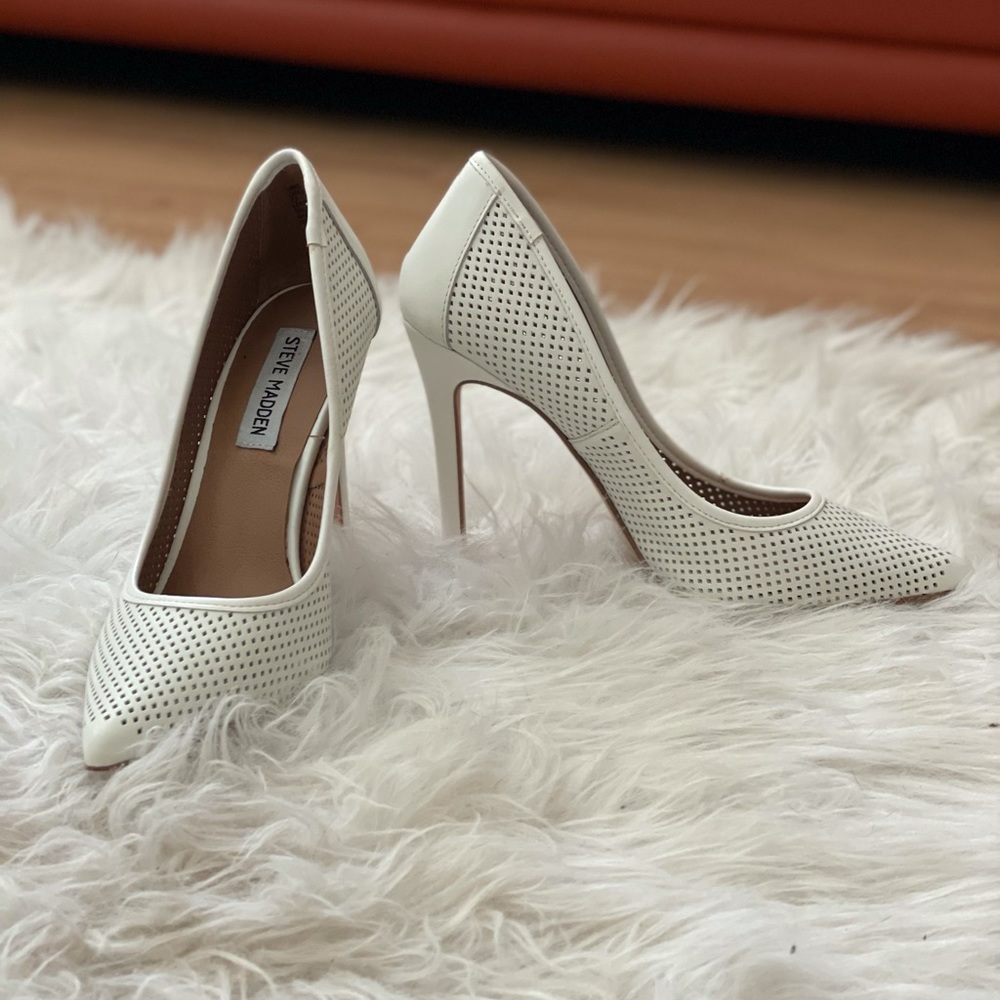 Steve Madden White Pump